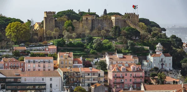 Kasteel van Sint Joris op de top van Lissabon centrum — Stockfoto