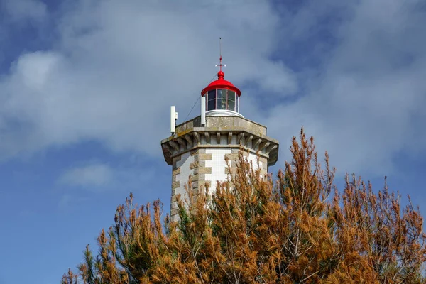 Bulutlu gökyüzü üzerinde deniz feneri — Stok fotoğraf