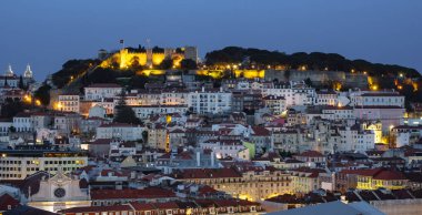 Castle of Saint George ve Lizbon şehir gece