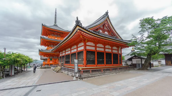 Weitwinkelwürmer Blick Auf Den Kiyomizu Dera Tempel Mit Bewölktem Himmel — Stockfoto