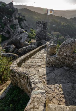 Tepe üzerinde kale duvar