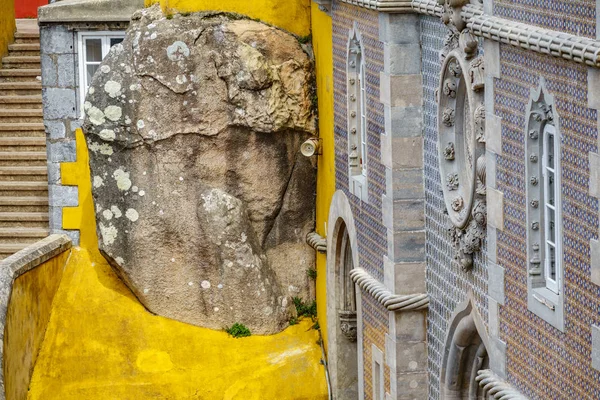 Palacio da Pena dentro de las rocas. Portugal — Foto de Stock