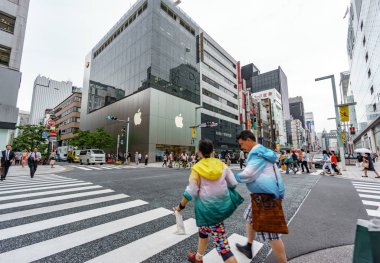 Tokyo ginza bölgesinde ünlü mağazaları ile