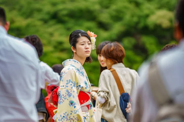 Kyoto, Japán - 2015. június 8.: azonosítatlan japán nő a hagyományos ruha, Kyoto, Japán — Stock Fotó