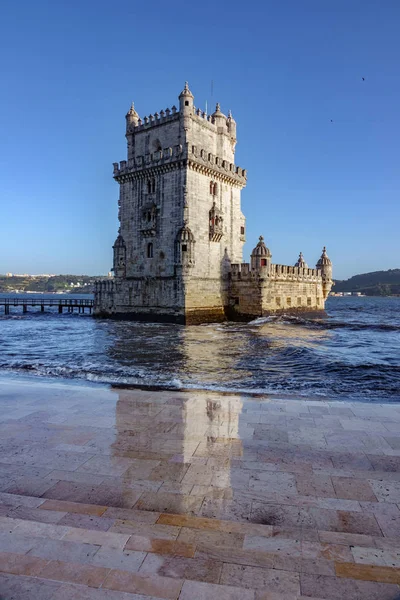Belémská věž a reflexe, vysoký příliv — Stock fotografie