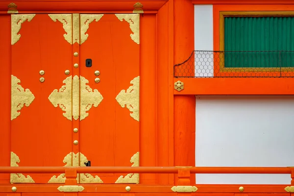 Ventana japonesa decorada con detalles dorados — Foto de Stock