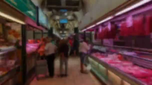 Caminando dentro del mercado con imagen borrosa — Vídeo de stock