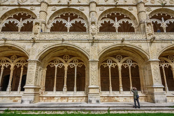 Lisabon, Portugalsko - 4 dubna 2018: neznámý turista fotit uvnitř majestátní klášter klášter Jeronimos v Lisabon, Portugalsko — Stock fotografie