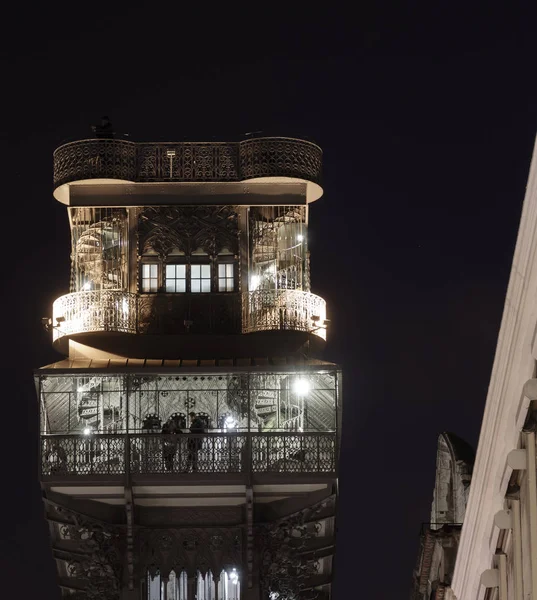 Der santa justa lift in lisbon bei nacht, hoher abschnitt — Stockfoto