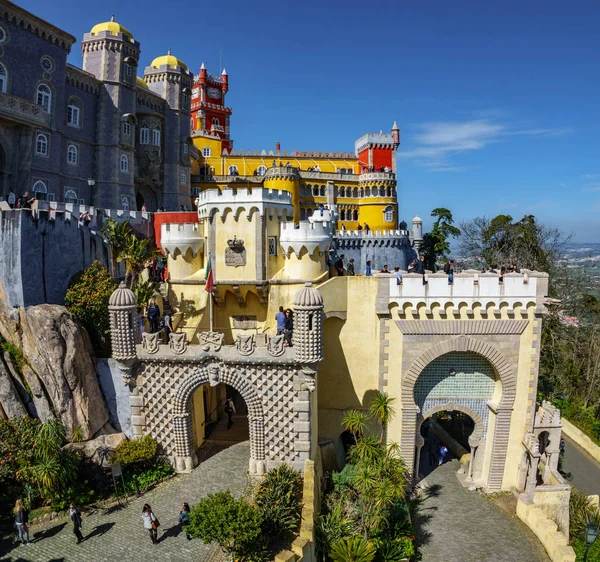 SINTRA, PORTUGAL- 5 DE ABRIL DE 2018: Turistas no identificados visitan el majestuoso Palacio da Pena en Sintra, Portugal —  Fotos de Stock