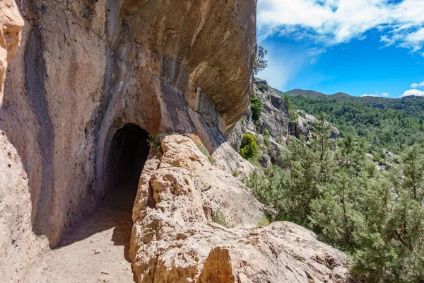 Acueducto antiguo en las rocas —  Fotos de Stock