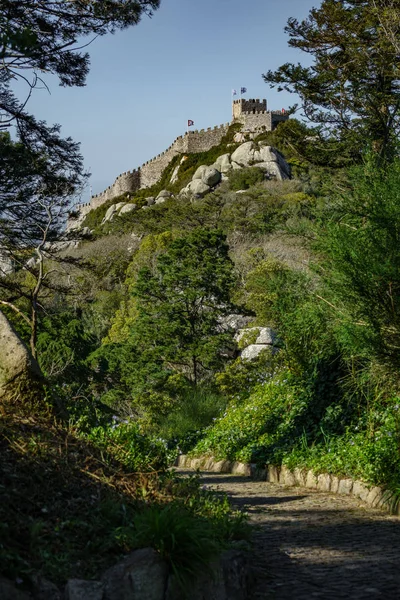 Kasteel van de Moren over de heuvel met track in Sintra, Portugal — Stockfoto