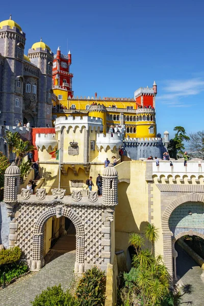 SINTRA, PORTUGAL- 5 DE ABRIL DE 2018: Turistas no identificados visitan el majestuoso Palacio da Pena en Sintra, Portugal —  Fotos de Stock