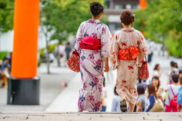 Japán nő séta, hátsó nézet — Stock Fotó