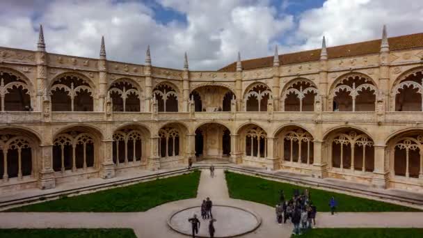 ЛИСБОН, ПОРТУГАЛЬ-АПРЕЛЬ 4 апреля 2018 года: Время перерыва неопознанных туристов посетить величественный монастырь Иеронимос в Лиссабоне, Португалия — стоковое видео
