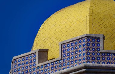 Sarı kubbe ve mavi gökyüzü