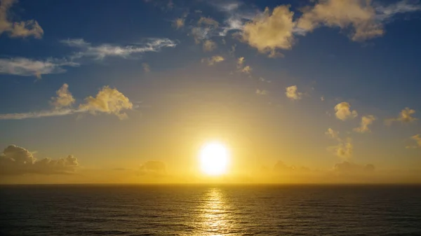 Zonsondergang boven de oceaan — Stockfoto