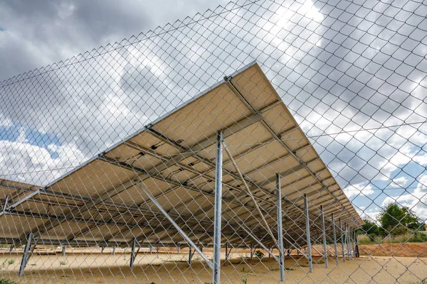 Solpanel underifrån med staket — Stockfoto