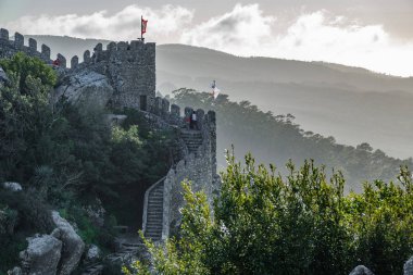 Kale duvarı tepe turist arasında