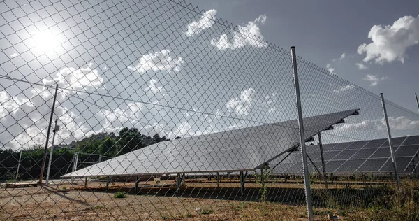 Pannelli solari vista con recinzione — Foto Stock