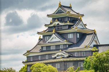 Okayama Castle cephe bulutlu gökyüzü karşı üst