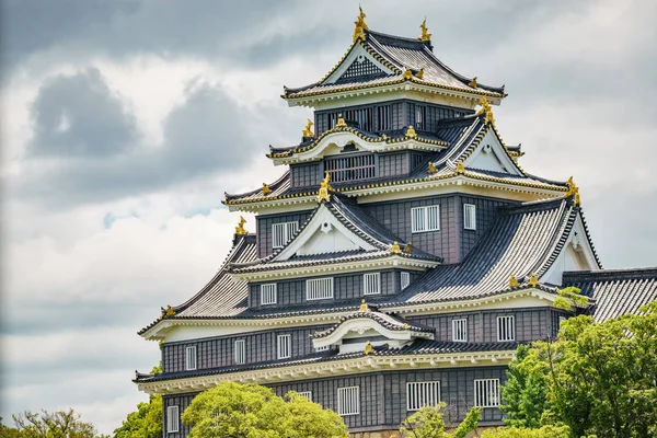 Okayama Castle cephe bulutlu gökyüzü karşı üst