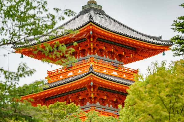Templo de madera pintado rojo en Kyoto — Foto de Stock