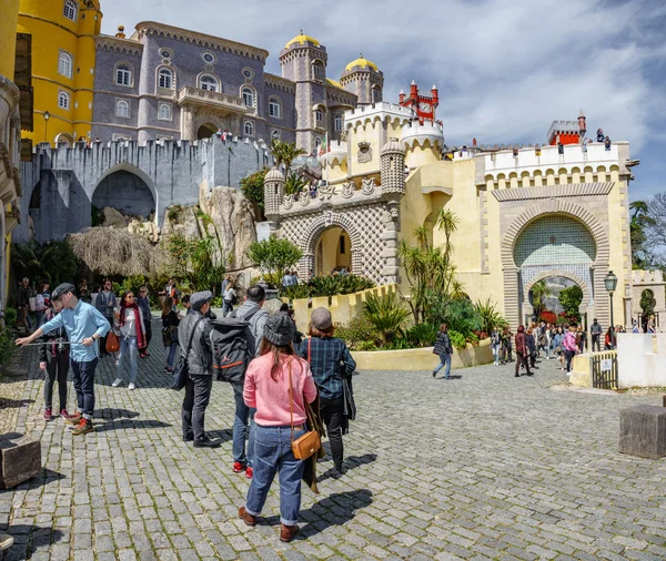 SINTRA, PORTOGALLO - 5 APRILE 2018: Turisti non identificati all'ingresso visitano il maestoso Palazzo da Pena a Sintra, Portogallo — Foto Stock