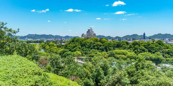 Himeji hrad na vrcholu kopce nad městem — Stock fotografie