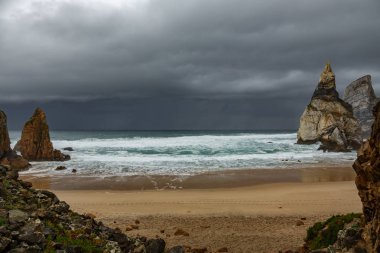 Praia da Ursa beach fırtınalı bulutlar ile