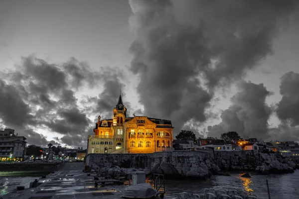 Cascais avec bâtiment de la Marine au crépuscule avec nuages gris — Photo