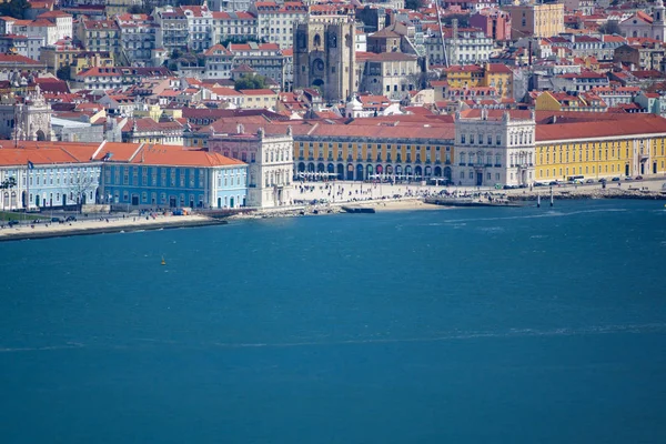 Long shot of Lisbon with cathedral, Comercio plaza and Tagus river — Stock Photo, Image