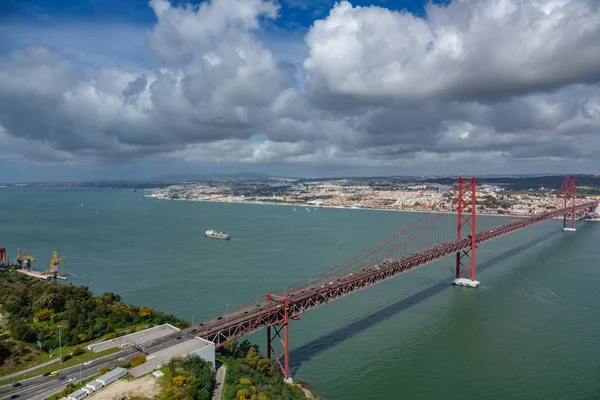 Вид с воздуха на мост 25 de Abril в Лиссабоне — стоковое фото
