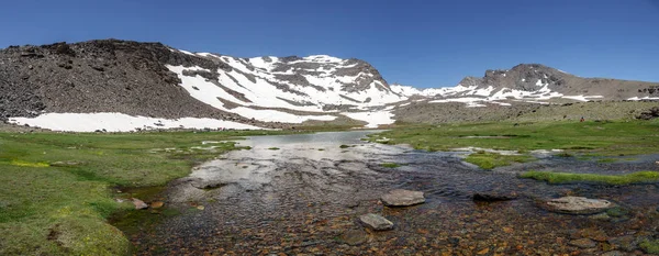 Fjällsjö under Mulhacen, den högsta toppen på Iberiska halvön — Stockfoto