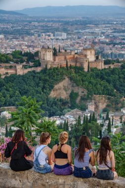 Turistler Granada Elhamra ve Endülüs üzerinde gün batımında