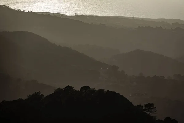 Diversi livelli di collina e oceano — Foto Stock