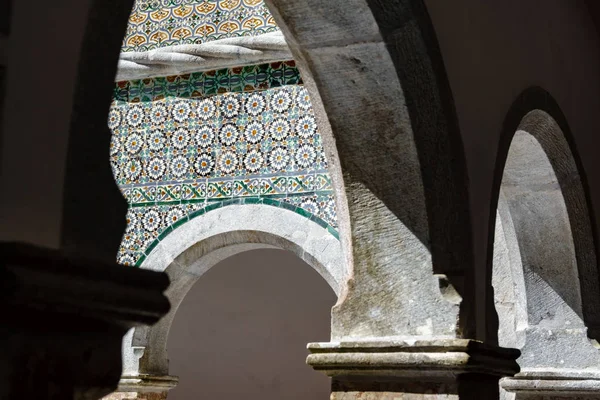 Винтажные красочные плитки стены и арки — стоковое фото