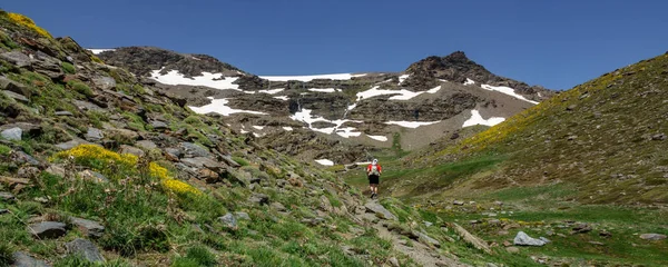 Wandelaar oplopende bergpanorama — Stockfoto