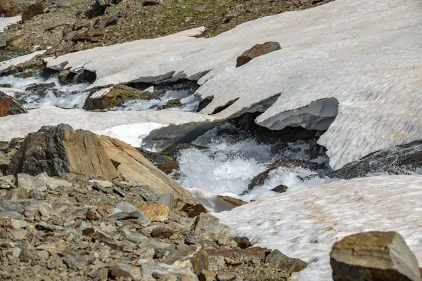 Corriente de agua entre hielo — Foto de Stock