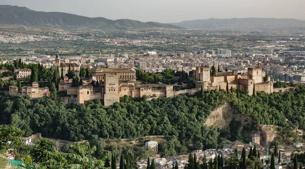 Alhambra przeciwko miastu — Zdjęcie stockowe