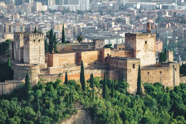 Arabiska fästningen Alhambra mot staden — Stockfoto