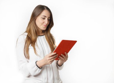 Beyaz Tablet PC'de okuma kadın mutlu ofis