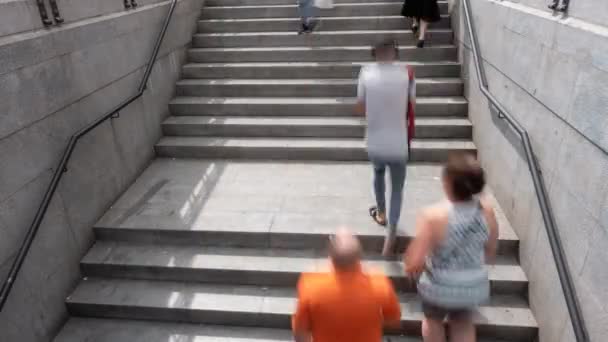 Escaliers du métro brouillé personnes laps de temps, boucle — Video