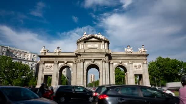 Puerta de Alcala v Madridu time-lapse kolem kruhového objezdu — Stock video