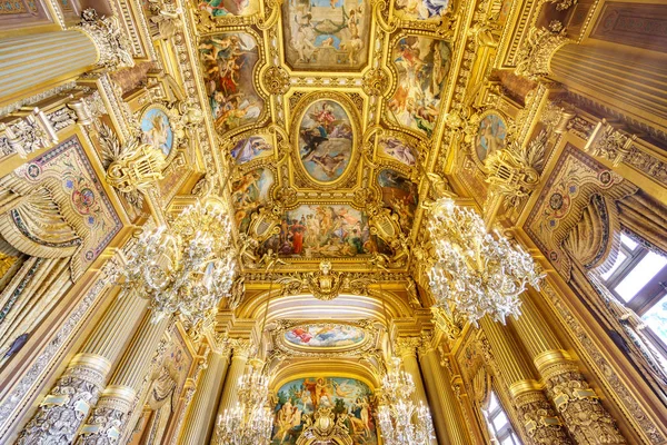 ปารีส, ฝรั่งเศส, 17 พฤษภาคม: มุมมองของหลังคาที่ไม่น่าเชื่อของ Opera de Paris, Palais Garnier, มันถูกสร้างขึ้นจาก 1861 ถึง 1875 ในวันที่ 17 พฤษภาคม ค.ศ. 2015 ในปารีส . — ภาพถ่ายสต็อก