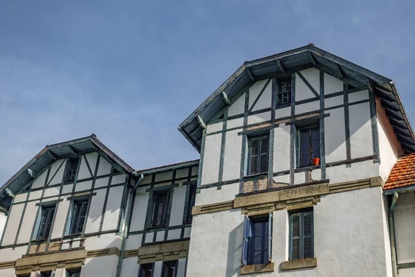 Topo da casa com vigas de madeira — Fotografia de Stock