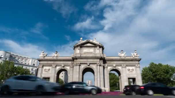 Alcala brána v Madridu time-lapse kolem kruhového objezdu — Stock video
