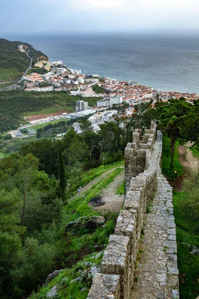 Vista superior de Sesimbra com parede do castelo — Fotografia de Stock