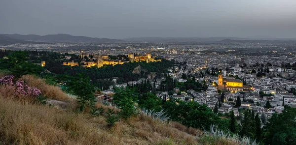 Sonnenuntergang über Granada und Alhambra mit den ersten Lichtern — Stockfoto