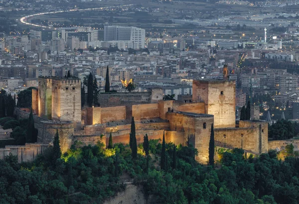 Арабская крепость Альгамбра против города ночью — стоковое фото